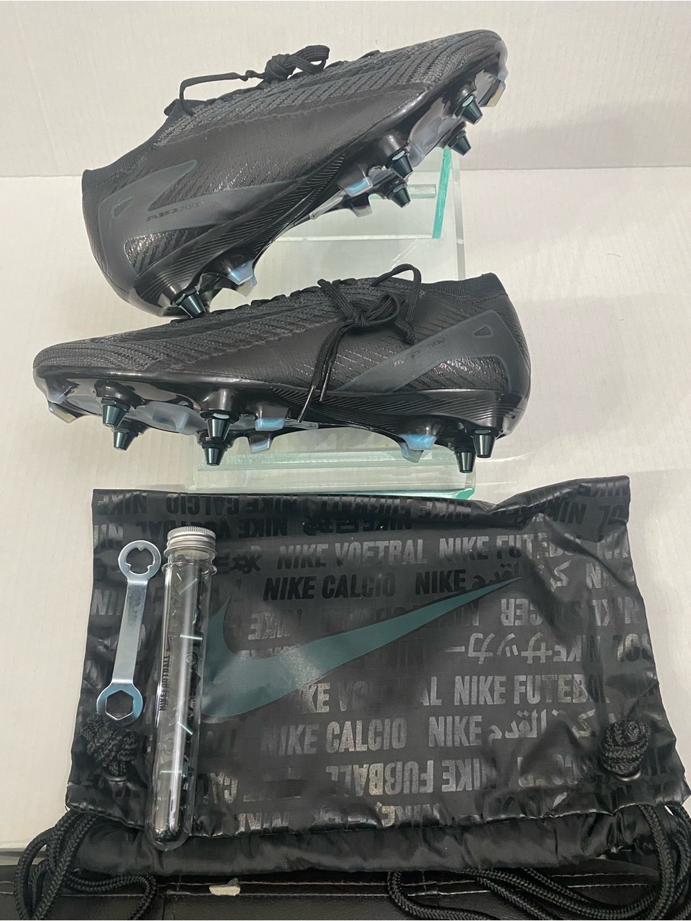 Nike Men’s Black Soccer Cleats with Iridescent Studs sz 8.5